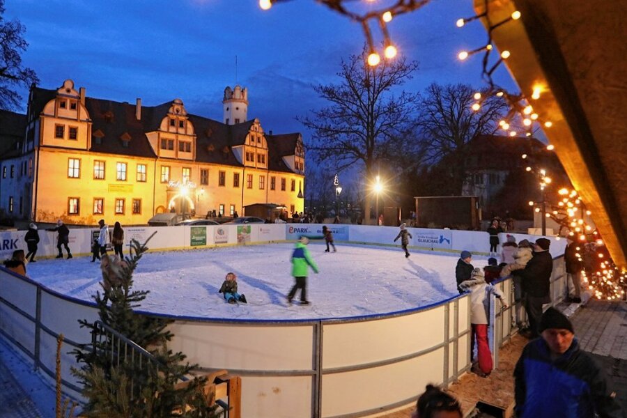 Wegen Energiekrise: Im Winter keine Eisbahn vor dem Schloss in Glauchau - Kufenflitzern steht die Eisbahn vor dem Schloss in Glauchau im Winter nicht zur Verfügung. 