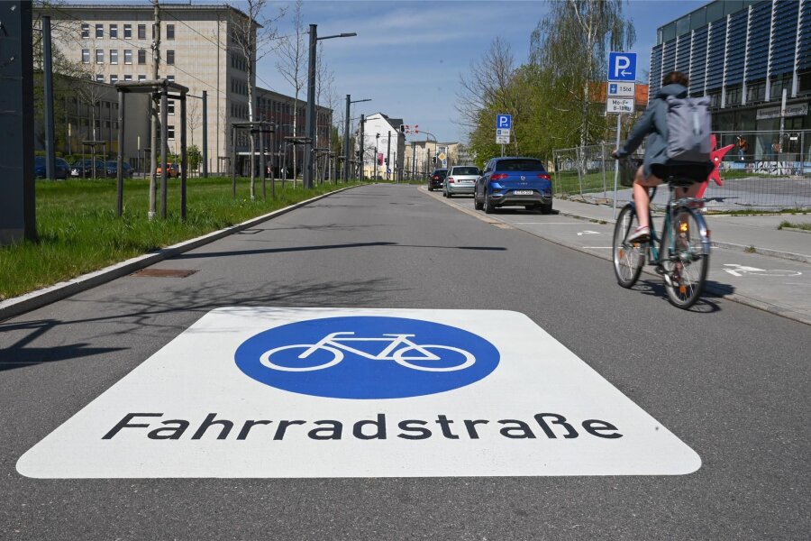 Wegen fehlendem Konzept: Neue Fahrradstraßen in Chemnitz lassen weiter auf sich warten - Derzeit gibt es in Chemnitz nur zwei Fahrradstraßen, eine davon ist die Reichenhainer Straße im Abschnitt zwischen Stadlerplatz und TU-Mensa.