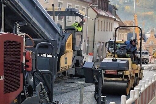 Wegen Fußgängerüberweg: Umleitungsverkehr in Zschopau bleibt für weitere zwei Wochen - Der letzte Abschnitt der Lange Straße in Zschopau wird asphaltiert.