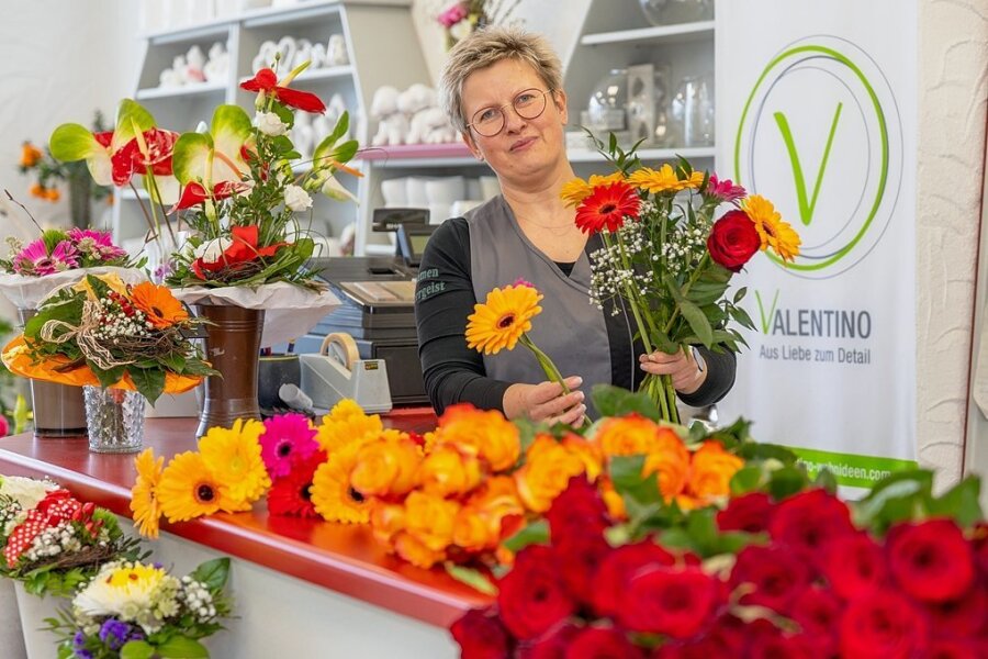 Rosen und Gerbera sind als Strauß beliebt, sagt die Treuener Gärtnermeisterin Mandy Krutzsch. Aktuell sind die Preise für Schnittblumen wegen höherer Energiepreise gestiegen. So kostet die Rose einen Euro mehr.