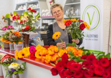 Wegen hoher Energiepreise: Blumen jetzt deutlich teurer - Rosen und Gerbera sind als Strauß beliebt, sagt Gärtnermeisterin Mandy Krutzsch. Aktuell sind die Preise für Schnittblumen wegen höherer Energiepreise gestiegen. So kostet die Rose einen Euro mehr. 