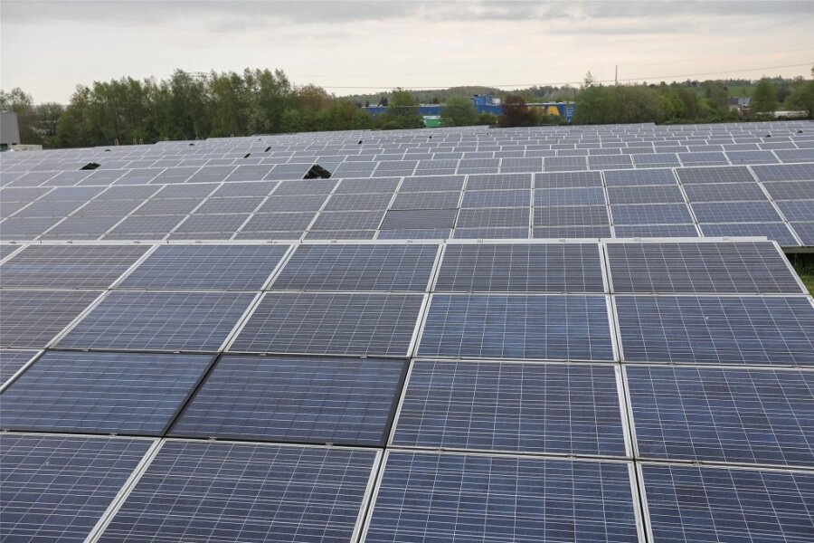 Wegen mangelnder Unterstützung: Chemnitzer Solarhersteller denkt über Investition in Amerika nach - Der Chemnitzer Solarmodulhersteller Heckert Solar gewinnt für seinen Produktionsbetrieb an der Carl-von-Bach-Straße Strom aus eigenen Modulen.