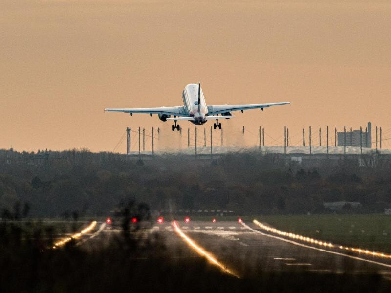 Wegen neuer Virus-Mutation: Bundesregierung stoppt Flüge aus Großbritannien -             Ein Airbus startet an einem Flughafen.