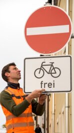 Wegen Radlern: Verkehrsregeln geändert - Bauhof-Mitarbeiter Dirk Schmeller montiert die neue Beschilderung, auf die auch Autofahrer besonders achten sollten.