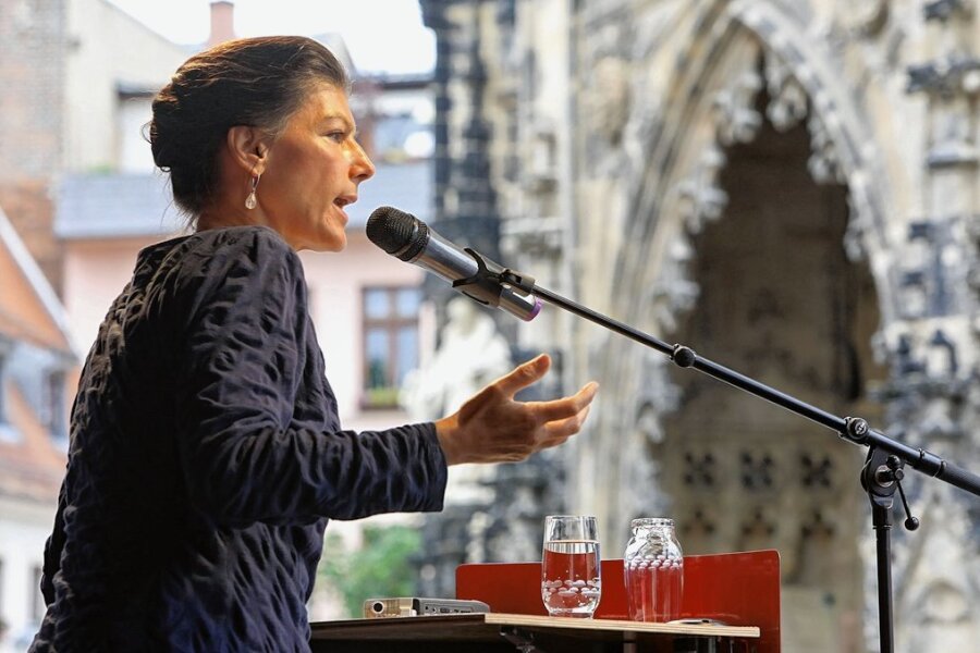 Sahra Wagenknecht hielt im Juni 2021 auf Einladung von Sabine Zimmermann eine Wahlkampfrede in Zwickau. Gut ein Jahr später hat sie mit einer Rede im Bundestag Turbulenzen in der Partei ausgelöst. 