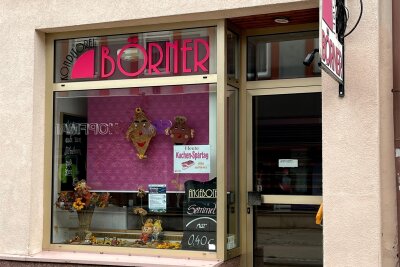 Wegen Schädlingsbefall: Oelsnitzer Bäckerei Börner auf Warnportal gemeldet - Das geschlossene Geschäft der Oelsnitzer Bäckerei und Konditorei Börner an der Schloßstraße in Falkenstein.