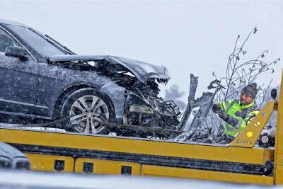Wegen Schneefalls auf der A 4: Auto rutscht bei Hohenstein-Ernstthal in die Leitplanke - Sieht nicht mehr so gut aus: Der verunfallte Mercedes wurde von einem Abschleppunternehmen mitgenommen.