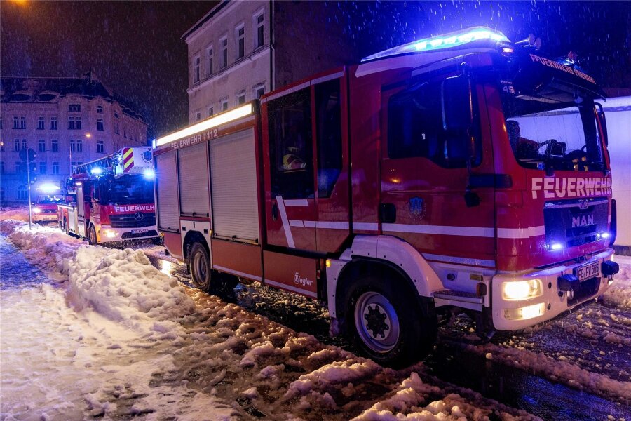 Wegen Schneelast: Dach in Freiberg eingestürzt - Zu einem Dacheinsturz wurde die Feuerwehr Freiberg in der Nacht zum Sonntag gerufen.