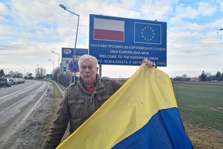 Wegen seiner Ukrainehilfe: Zwickauer Karl-Ernst Müller geehrt und umstritten - Karl-Ernst Müller mit der ukrainischen Flagge am Grenzübergang in Zosin in Polen.