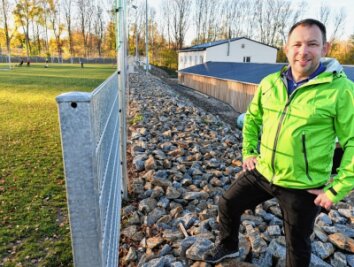 Wegen steigender Betriebskosten wird Sporttreiben teurer - Mirko Espig, Vorsitzender SV Linda, setzt sich für Warmluftkollektoren und Fotovoltaik-Module für die Dächer des Vereinsheims und der Kegelbahn ein. 