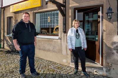 Wegen steigender Kosten: Bäckerei in Satzung gibt nach 40 Jahren auf - Tobias und Marion Hesse vor der ehemaligen Bäckerei Hesse in Satzung. 