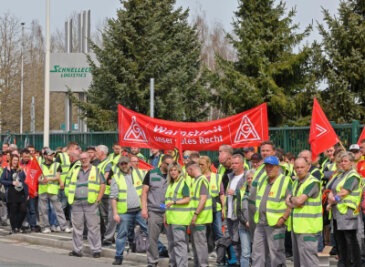 Wegen Streik bei Schnellecke in Glauchau: VW-Werk in Zwickau stand am Mittwoch zwei Stunden still - Warnstreik am Werktor von Schnellecke in Glauchau.