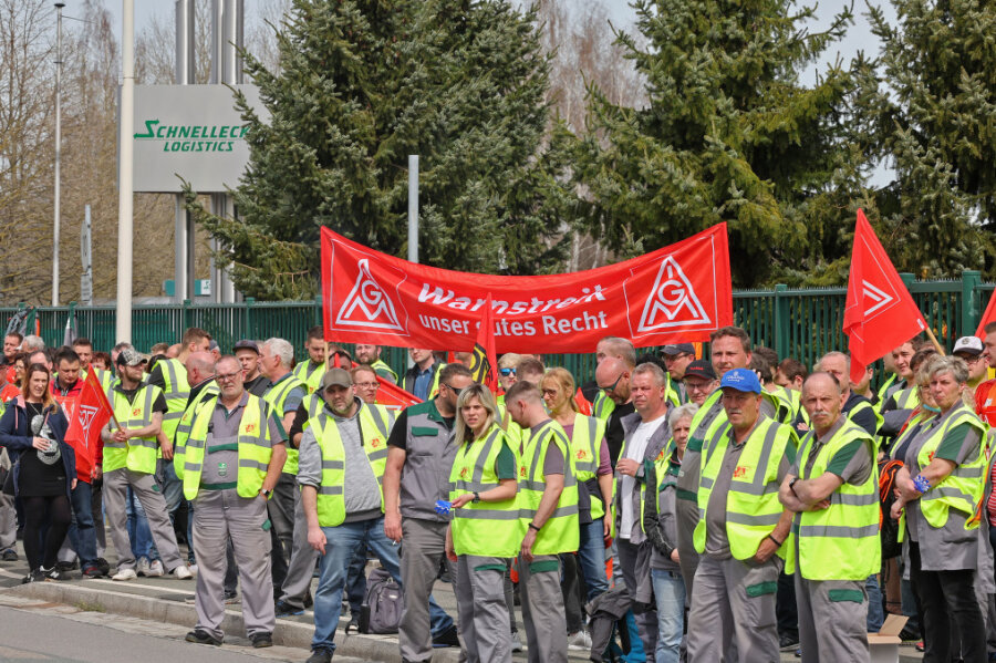 Wegen Streik bei Schnellecke in Glauchau: VW-Werk in Zwickau stand am Mittwoch zwei Stunden still - Warnstreik am Werktor von Schnellecke in Glauchau.