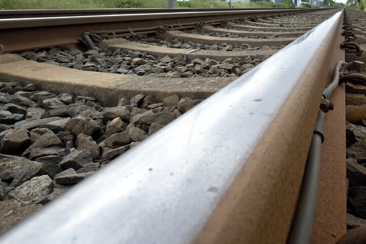Wegen Sturmschäden: Bahnstrecke Dresden-Chemnitz voraussichtlich bis Samstag gesperrt - 