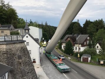 Wegen Transport von Windkraftanlage: Bundesstraße 101 für 30 Stunden gesperrt - Im Juli führte der Windkrafttransport ebenfalls durch Kalkwerk (Archivfoto).
