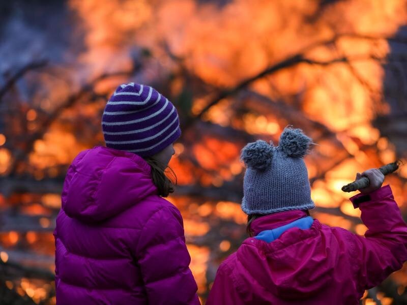 Wegen Trockenheit: Chemnitz widerruft genehmigte Osterfeuer -             Zwei Mädchen stehen vor einem Osterfeuer.