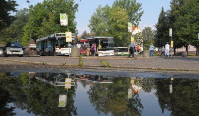 Wegen Unfällen wird Busplatz in Hartmannsdorf erneuert - Der Busplatz in Hartmannsdorf ist nicht mehr zeitgemäß. Da der Fahrbahnbelag kaputt ist, bleiben die Pfützen. Die Borde an den Wartebereichen entsprechen nicht mehr den Anforderungen der Niederflur-Busse. Der Gemeinderat will morgen über eine Sanierung abstimmen.