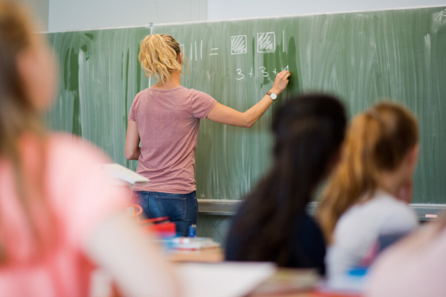 Wegen Unterrichtsausfalls: Sachsen will an Schulen künftig Lehrer ohne Uni-Abschluss einstellen - (Symbolbild)