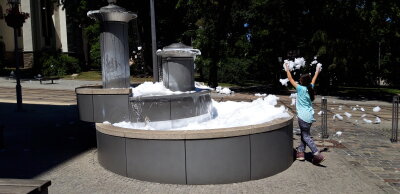 Wegen Vandalismus: Stadt stellt Brunnen ab - Der Brunnen vor dem Plauener Rathaus ist seit Freitag außer Betrieb.