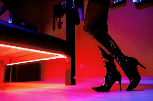 Wegen Zwangsprostitution in Chemnitz: Zwei Männer und eine Frau angeklagt - Prostituierte oder deren Zuhälter werben im Internet. Die Chemnitzer Polizei kontrolliert diese Portale. 