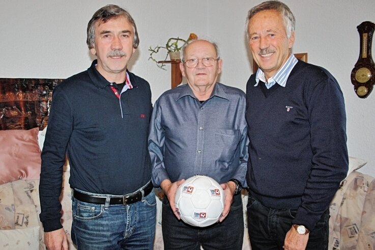 Weggefährten würdigen Ikone - Zu seinem 80. Geburtstag hatten auch die Chemnitzer Fußballgrößen Gerd Schädlich (l.) und Wilfried Göcke gratuliert. Beide waren früher für kurze Zeit Trainer in Niederwiesa. 