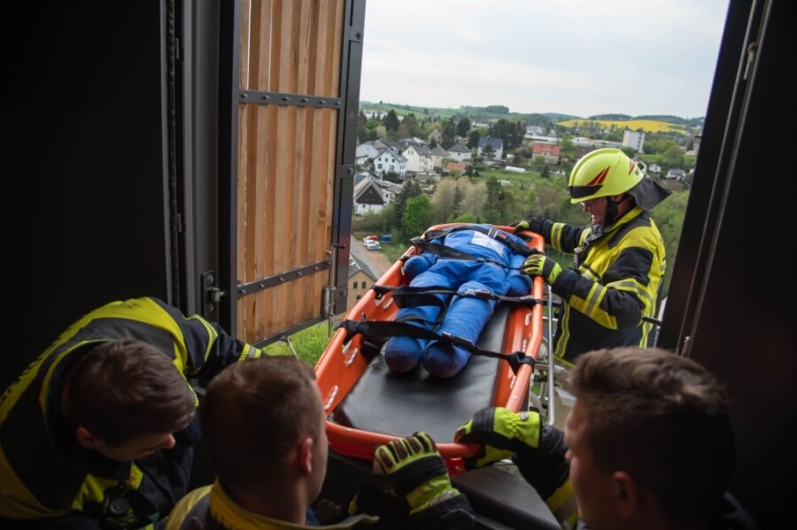 Wehr trainiert Rettung aus Bergfried: Weihe am Samstag, Besichtigung ab Sonntag - 