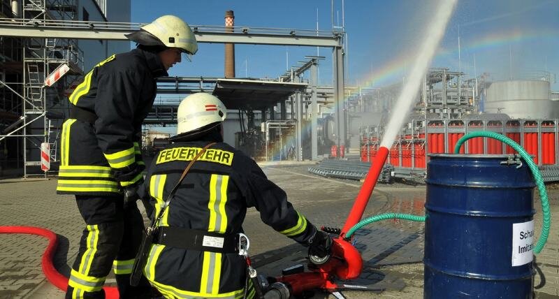 Wehr und Firma proben Ernstfall - 
              <p class="artikelinhalt">Feuerwehrübung bei der Firma Choren: Enrico May und Marcus Fischer von der freiwilligen Feuerwehr setzten einen Wasserwerfer mit Schaummittel ein. </p>
            