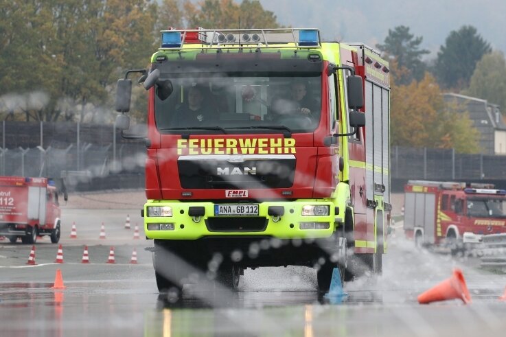 Wehren der Oelsnitzer Partnerstadt auf Sachsenring - Auf dem Sachsenring werden spezielle Trainings für Feuerwehren angeboten. Am Samstag nutzen dies Wehren aus Tschechien. 