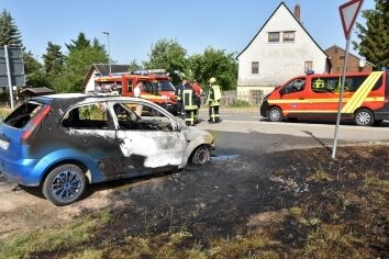 Wehren löschen brennendes Auto - In Thierfeld brannte Sonntagmorgen ein Ford Fiesta.