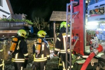 Wehren löschen Schuppenbrand - Einen Schuppenbrand mussten Feuerwehren am Donnerstagabend am Pöhlaer Friedensweg löschen. 