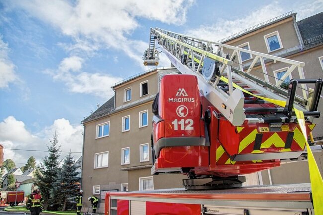 Wehren löschen Wohnungsbrand in Lichtenberg - Zu einem Wohnungsbrand in Lichtenberg rückte die Feuerwehr aus. 