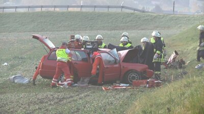 Rettungskräfte mussten den eingeklemmten 57-jährigen VW-Fahrer aus seinem Auto bergen.