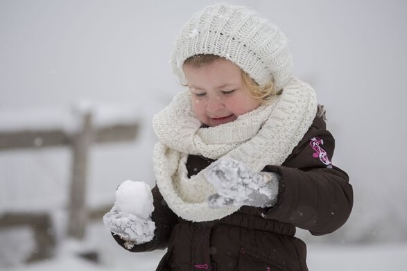 Viel Spaß im Schnee hatte am Freitag die dreijährige Emely-Emilia Köhler aus St. Egidien.