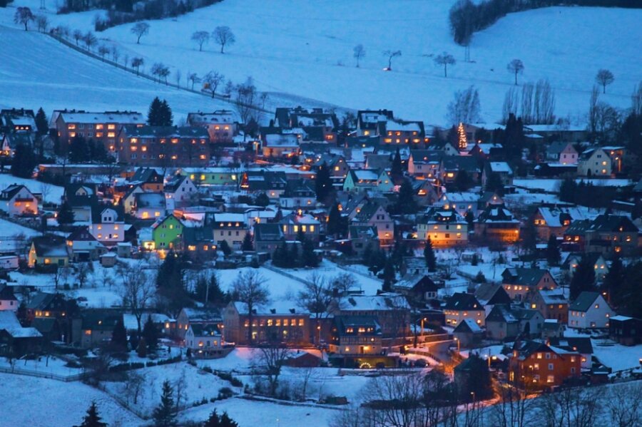 Weiße Weihnacht? Das sagt der Experte - Adventszeit im Erzgebirge: Der Blick vom Gasthaus "Hohes Rad" in Cransdorf auf Bermsgrün nimmt sich aus wie die Sicht auf einen beleuchteten Weihnachtsberg. 