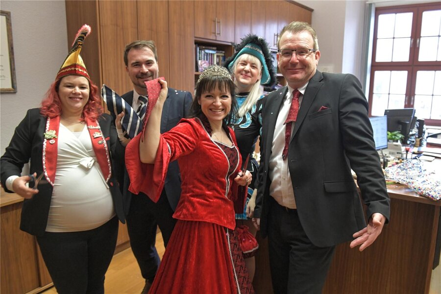 Weiberfasching in Freiberg: Darum ist OB Sven Krüger jetzt um eine Krawatte ärmer - Oberbürgermeister Sven Krüger (r.) und sein Büroleiter Philipp Preißler mussten sich zum Karnevalsauftakt von Konfettikönigin Paula (l.), Prinzessin Sandra I. und Evelyn von den Blauen Funken die Krawatten kürzen lassen.