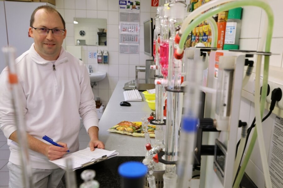 Weidensdorf statt Berlin: Wie die Friweika Personal findet - Stefan Schwab prüft bei Friweika im Labor den Sulfite-Anteil im Kloßteig. 