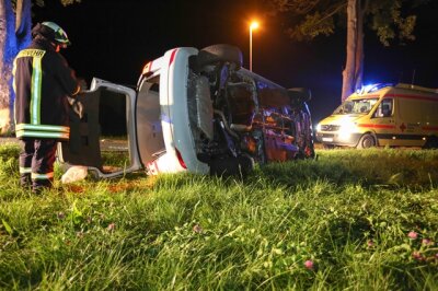 Weigmannsdorf: VW überschlägt sich - Fahrer schwer verletzt - 