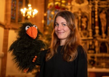 Weihnachten in der Kirche - mit Puppe und 3G - Die Mittweidaer Pfarrerin Nina-Maria Mixtacki mit einer Raben-Handpuppe, der beim Krippenspiel am Heiligen Abend in der Stadtkirche eine wichtige Rolle zukommt. 