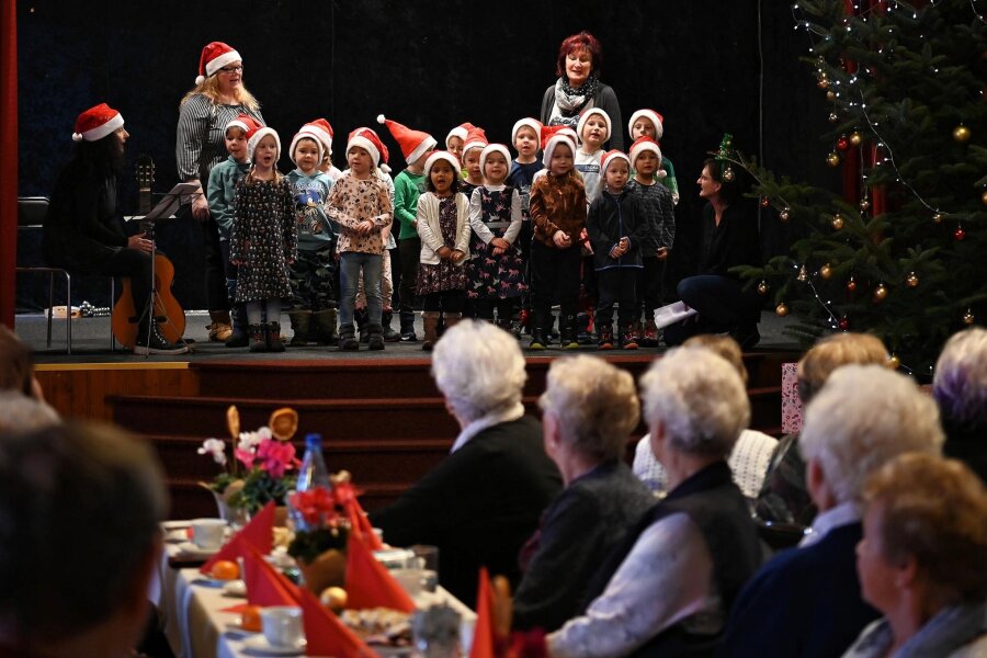 Weihnachten in Wechselburg: Wenn die Kleinen die Großen mit Liedern und Gedichten glücklich machen - Viel Freude hatten die Seniorinnen und Senioren an dem Programm der „Buratino“-Kinder.
