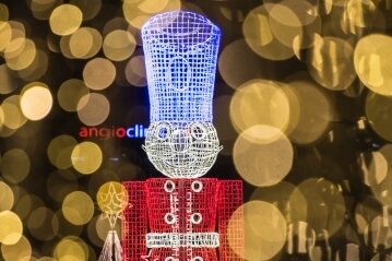 Weihnachten mit Nebenwirkungen - Ein LED-Nussknacker und Lichtverschmutzer.