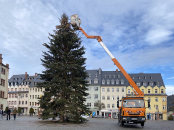 In luftiger Höhe war ein Bauhhofmitarbeiter am Montagvormittag am Weihnachtsbaum im Einsatz.