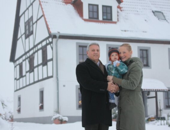 Weihnachten zuhause ist das größte Geschenk - Angelika und Thomas Siegert freuen sich auf das Weihnachtsfest mit Söhnchen Karl-Georg.