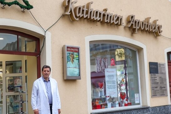 Weihnachtsaktion der Händler in den Startlöchern - Dr. Klaus Stampniok, Inhaber der Katharinen-Apotheke, beteiligt sich an der Aktion. In teilnehmenden Geschäften erhalten Kunden ab einem Einkaufswert von 5 Euro Sticker und nehmen am Gewinnspiel teil.
