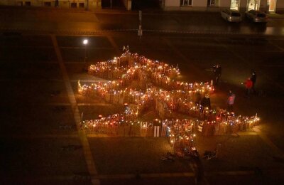 Weihnachtsbaum aus Schlitten erstrahlt in Klingenthal - 300 Schlitten bildeten einen 20 Meter großen Weihnachtsbaum auf dem Marktplatz.