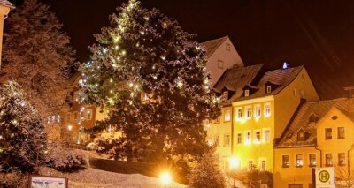 Weihnachtsbeleuchtung: Wo können Städte im Kreis Zwickau sparen? - Der Baum auf dem Altmarkt in Hohenstein-Ernstthal: Zwischen 23 und 5 Uhr bleiben die Lichter aus. 