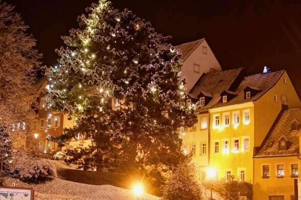 Weihnachtsbeleuchtung: Wo können Städte im Kreis Zwickau sparen? - Der Baum auf dem Altmarkt in Hohenstein-Ernstthal: Zwischen 23 und 5 Uhr bleiben die Lichter aus. 