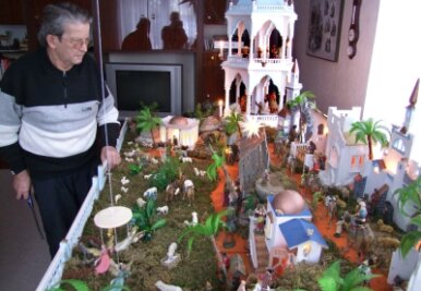 Günter Junghans mit einem christlichen Weihnachtsberg 