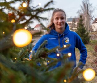 Weihnachtsbesuch in der Heimat - Die Geschenke sind gekauft und die Lichterketten leuchten schon: Nicole Woldmann, die 2009 beim TSV Penig mit dem Fußball begonnen hatte und nun beim FC Carl Zeiss Jena in der Frauen-Bundesliga spielt, genießt die kurze Weihnachtspause in Langenleuba-Oberhain. 