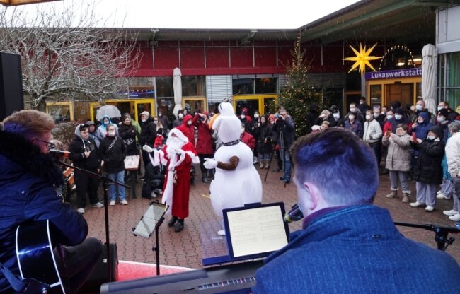 Weihnachtsexpress schnauft wieder los - Weihnachtsmann, Olaf sowie die Musiker Max (links) und Ludwig tauen das Publikum schnell auf.