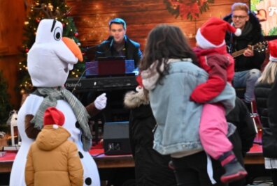Weihnachtsexpress stoppt vor Kinderhaus - Der Weihnachtsexpress machte am Montag am Kinderhaus Horizont Halt. Schneemann Olaf sang und tanzte mit den Kindern. 